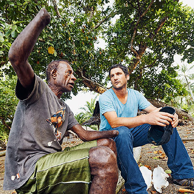 Besuch im Dschungel: Sebastian Kurz im Gespräch mit einem Neu-Guineaner, der bei einem Unfall beide Hände verloren hat