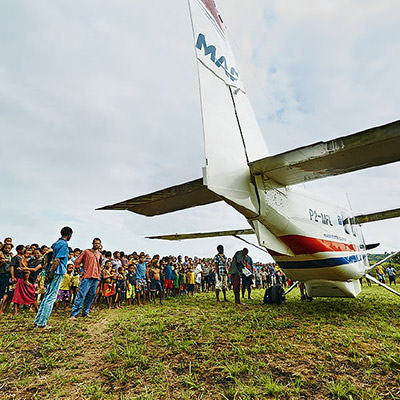 Abwechslung: Wenn die MAF-Piloten landen,  kommt die Dorfbevölkerung zusammen.